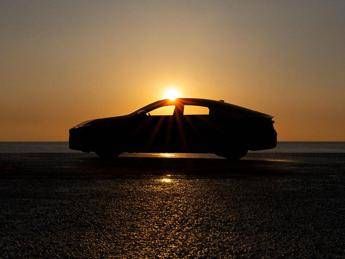 Lexus ES 2025: anteprima il 23 aprile