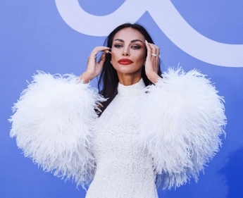 Madalina Ghenea a Roma in stile ‘Dolce Vita’, dai flash alla serata tra donne