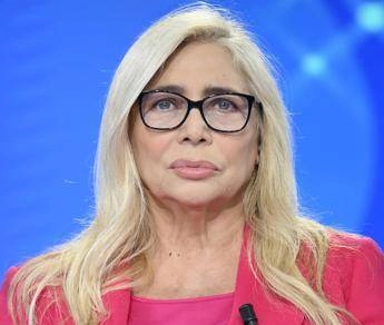 Mara Venier, lo sfogo per il ritardo dei treni: “Un altro lunedì da incubo”