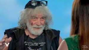 Mauro Corona a Verissimo: “Senza patente da 2 mesi per il vino”