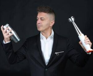 Michele Piagno, inventore dei cocktail fluorescenti: “Ai giovani che vogliono diventare bartender dico: studiate, non copiate!”