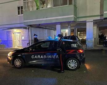 Napoli, martellate alla moglie, poi la caduta dal balcone: morto pensionato