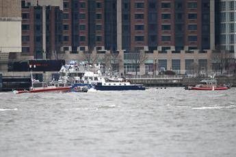 New York, elicottero precipita nel fiume Hudson: almeno 3 morti – Video