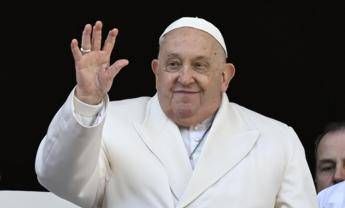 Papa Francesco, Vaticano: “Lievi miglioramenti su infezione polmonare e uso della parola”