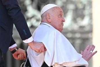 Papa Francesco a sorpresa in piazza San Pietro per il Giubileo dei malati: “Grazie tante”