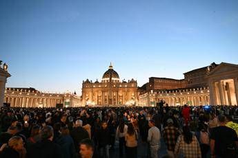 Papa Francesco, il lungo addio a San Pietro: migliaia in fila per Bergoglio