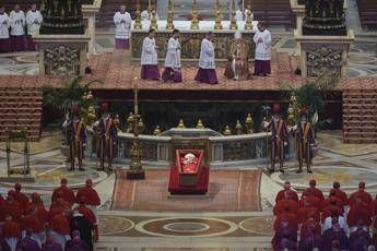 Papa Francesco, la salma a San Pietro per l’omaggio dei fedeli. Sabato i funerali, attese oltre 200mila persone