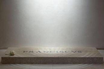 Papa Francesco, la tomba e l”errore’ che fa discutere: la foto