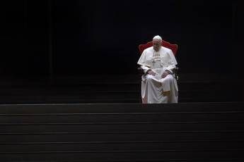 Papa Francesco, la vita e il pontificato nel rogito posto nella bara: “Testimone di umanità”