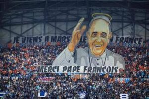 Papa Francesco, l’omaggio del Marsiglia: coreografia da brividi al Velodrome