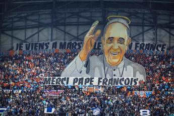 Papa Francesco, l’omaggio del Marsiglia: coreografia da brividi al Velodrome