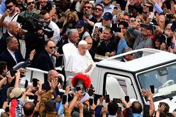Papa Francesco, l’ultima apparizione: Pasqua con bagno di folla in papamobile