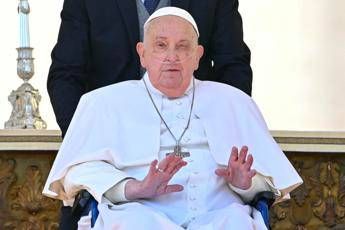 Papa Francesco migliora, Vaticano: “Prolungati periodi senza ossigeno”