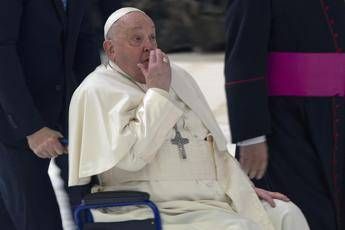 Papa Francesco morto, da ‘The Couple’ a ‘GialappaShow’: cosa non va in onda oggi