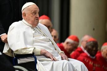 Papa Francesco, una convalescenza piena di sorprese: tanti i blitz di Bergoglio