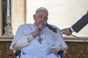 Papa Francesco visita i detenuti di Regina Coeli: “Quest’anno non posso fare la lavanda dei piedi”
