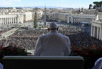 Papa, dalla malattia alla morte: la lunga partita dei complottisti