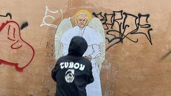 Papa, lo street artist Tvboy omaggia Bergoglio con ‘San Francesco’