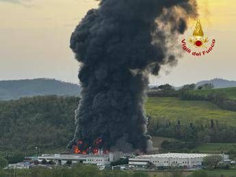 Perugia, incendio in fabbrica materiali plastici a Umbertide: enorme nuvola nera