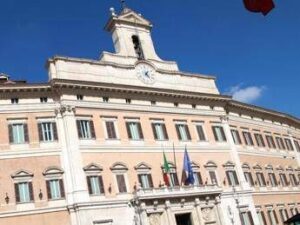 Piano riarmo europeo, Camera approva mozione maggioranza. Opposizioni attaccano: “ReArm non c’è”