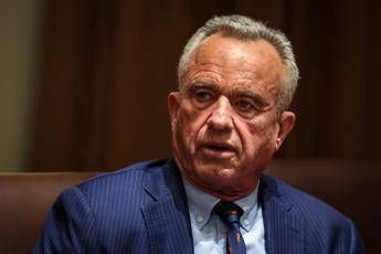 Polemiche per la teoria di Kennedy sull’autismo. Burioni: “Ignoranza abissale”