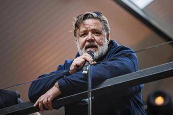 Russell Crowe compie gli anni, i festeggiamenti alternativi (e il dettaglio notato dai fan)