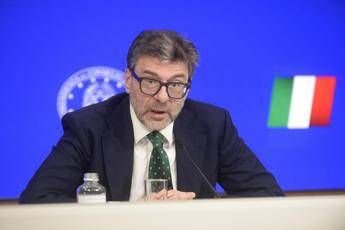 S&P alza rating Italia a BBB+. Giorgetti: “Premiata la serietà del governo”