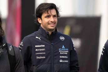 Sainz, nostalgia Ferrari? Sbaglia il box a Suzuka e la Williams lo richiama – Video