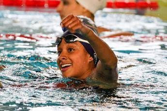 Sara Curtis, chi è la stella del nuoto azzurro che ha battuto Federica Pellegrini