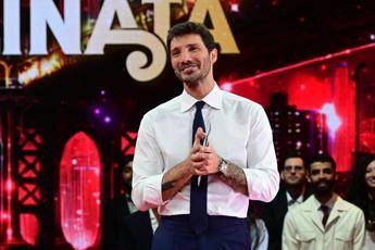 Stasera tutto è possibile, oggi 1 aprile: gli ospiti e le anticipazioni