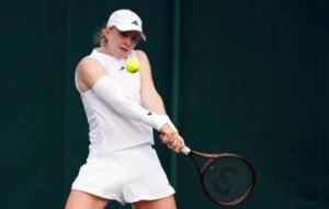 Tennista serve e sviene in campo: paura a Bogotà – Video