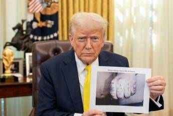 Trump e la lite con il giornalista per la foto: modificata o no?