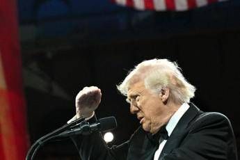 Trump senza freni: “Paesi mi baciano il sedere per accordo su dazi”