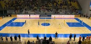 Ucraina, sfida aperta alla Uefa: minuto di silenzio nonostante il divieto – Video