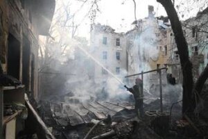 Ucraina, tregua si allontana. Trump: “I russi bombardano come pazzi”