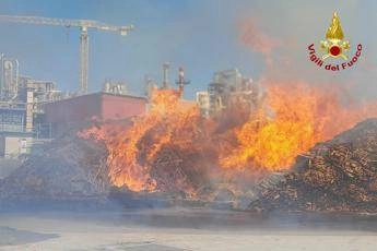 Udine, incendio a Bicinicco: in fiamme deposito scarti lavorazione del legno