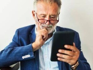 Uomo, sessantenne e senza dottorato: l’identikit del Ceo italiano