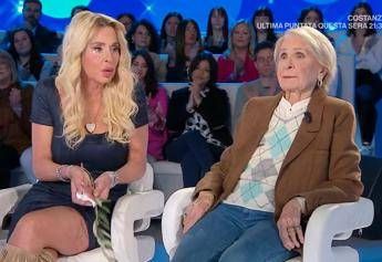 Valeria Marini e la mamma, gelo a Domenica In: “Sbloccami il cellulare”