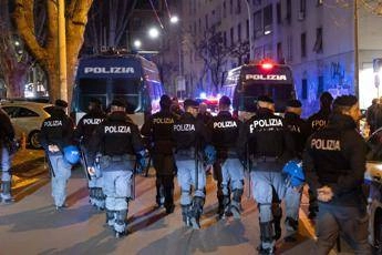 Via libera al decreto sicurezza, tutele legali e bodycam per polizia. Meloni: “Norme sacrosante”. Sit-in e scontri a Roma