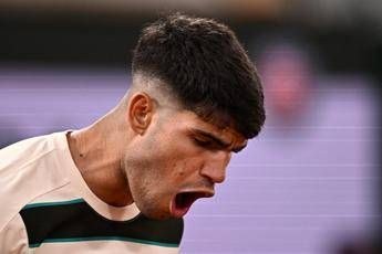 Alcaraz vince, ma il look fa discutere. Critiche a completo e taglio di capelli