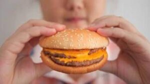 Alimentazione, peggiora dieta italiani, Iss ‘meno qualità e più cibi ultra-processati’