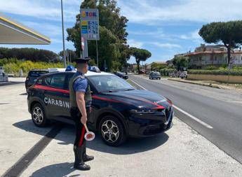 Ardea, rapina a un distributore: accoltellato a morte un dipendente. Caccia ai killer