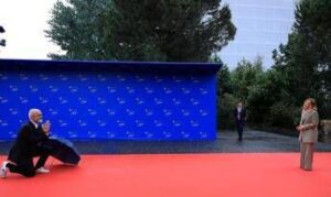 Arriva Meloni e Rama si inginocchia: “Edi, smettila” – Video