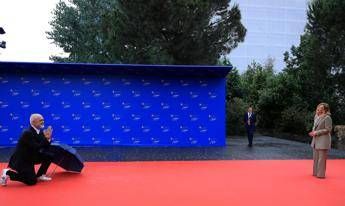 Arriva Meloni e Rama si inginocchia: “Edi, smettila” – Video
