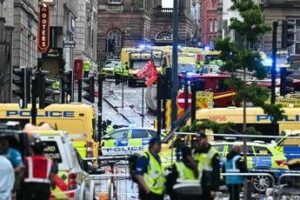 Auto travolge i tifosi alla parata del Liverpool, arrestato 53enne inglese