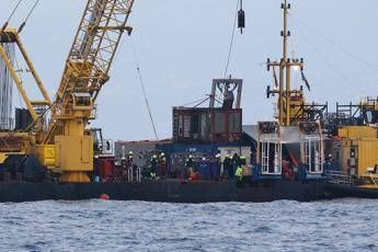 Bayesian, recuperato il boma del veliero