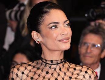 Cannes, per Elodie eleganza e gusto retrò nel primo red carpet da attrice