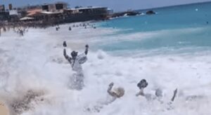 Caraibi, onda travolge una coppia a riva e la scaglia contro le rocce – Video