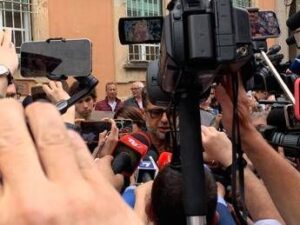 Caso Garlasco, Corona show davanti alla procura di Pavia