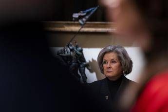 Chiamate e sms a nome capo staff della Casa Bianca, ma non era lei: “Telefono hackerato”